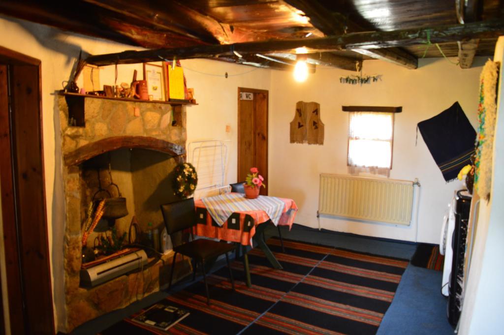 The Old House Guest House Obedinenie Bagian luar foto